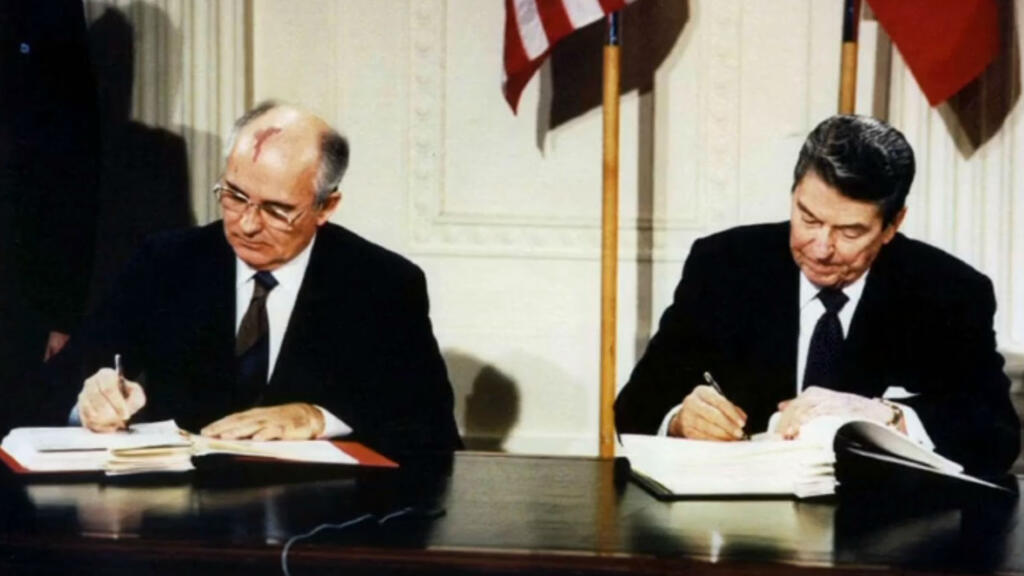 1988, los presidentes de estados unidos y la urss, ronald reagan y mijail gorbachov, respectivamente, ratifican en moscú el tratado para la eliminación de los misiles de alcance intermedio