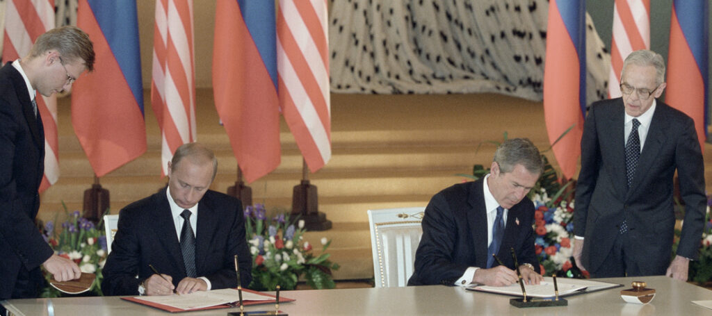 2002, el presidente estadounidense, george w. bush, y el presidente ruso, vladímir putin, firman en moscú el tratado sobre reducciones ofensivas estratégicas