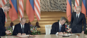 2002, el presidente estadounidense, george w. bush, y el presidente ruso, vladímir putin, firman en moscú el tratado sobre reducciones ofensivas estratégicas