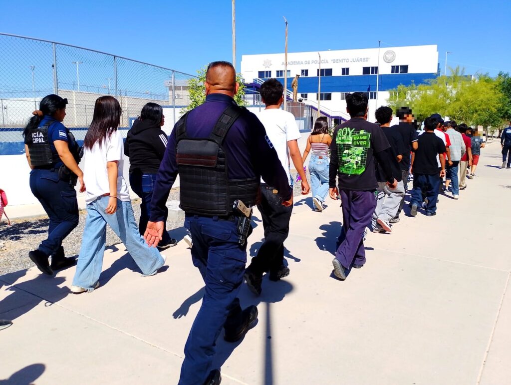 Acerca sspm a jóvenes al conocimiento policial con visita a academia de policía