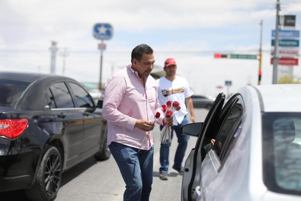 Alcalde pérez cuéllar entrega flores a mamás de juárez en su día en transitado crucero