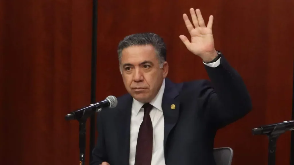 Enrique inzunza una iniciativa y 24 ausencias en votaciones del senado en dos años
