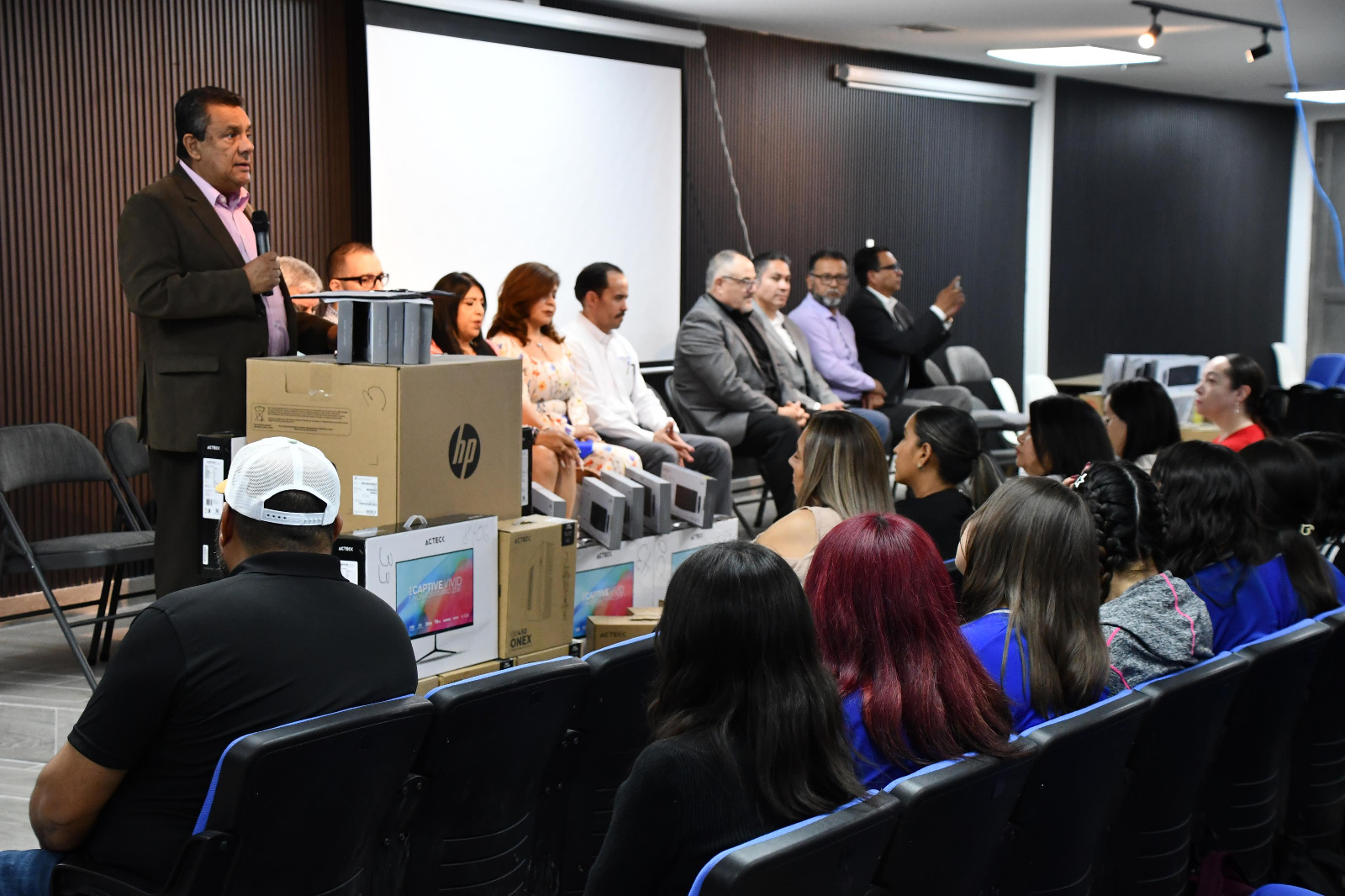 Fortalece-SEyD-equipamiento-de-preparatorias-con-inversion-de-1.6-millones-de-pesos.jpeg