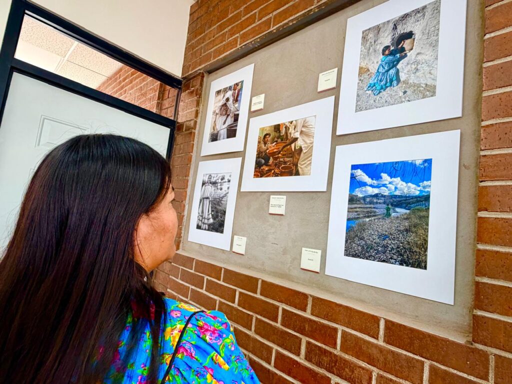 Sigue exposición 'tradición, color y matices' en el centro de pueblos originarios