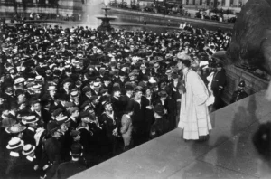 1911, se manifiestan en londres cerca de 50 mil sufragistas para reivindicar el voto femenino