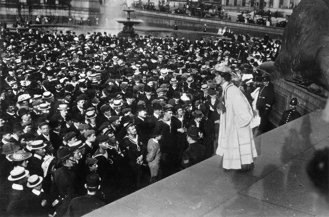 1911, se manifiestan en londres cerca de 50 mil sufragistas para reivindicar el voto femenino