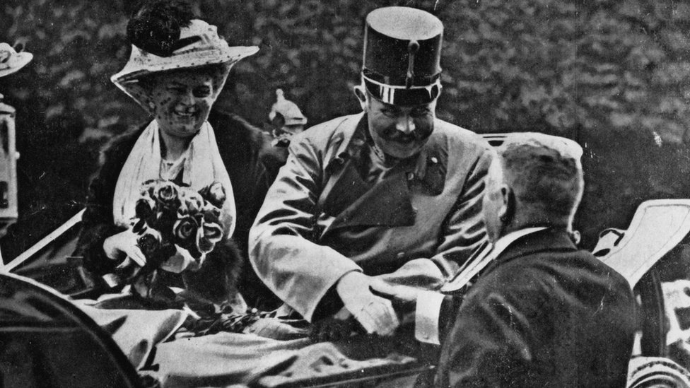 1914, son asesinados en Sarajevo el heredero del trono austro húngaro, el archiduque Francisco Fernando