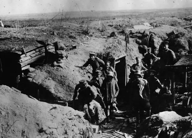 1916, comienza la batalla del Somme en Francia. Duró hasta noviembre y fue la más mortífera de la I Guerra Mundial con 1.2 millones de muertos