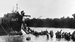 1944, las tropas aliadas encabezadas por estados unidos desembarcan en la costa de normandía