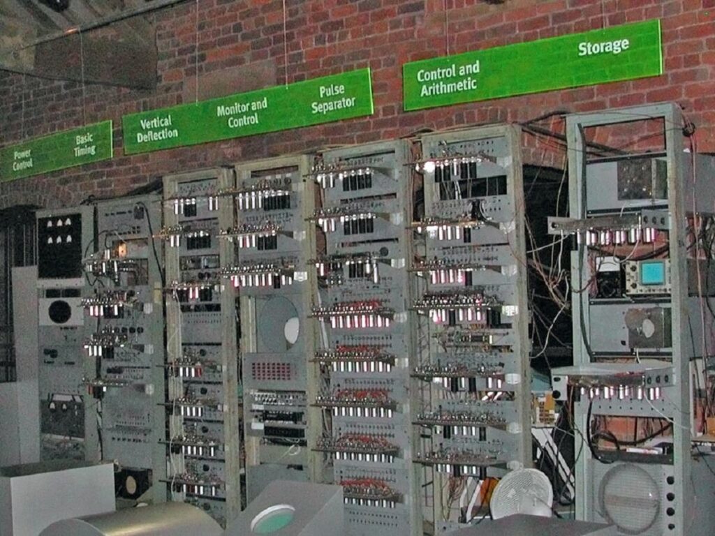 1948, la universidad victoria de manchester presenta la %22máquina experimental de pequeña escala manchester%22 (ssem), apodada %22baby%22, primer ordenador capaz de almacenar programas