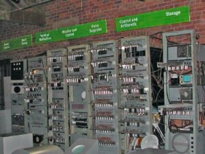 1948, la universidad victoria de manchester presenta la %22máquina experimental de pequeña escala manchester%22 (ssem), apodada %22baby%22, primer ordenador capaz de almacenar programas