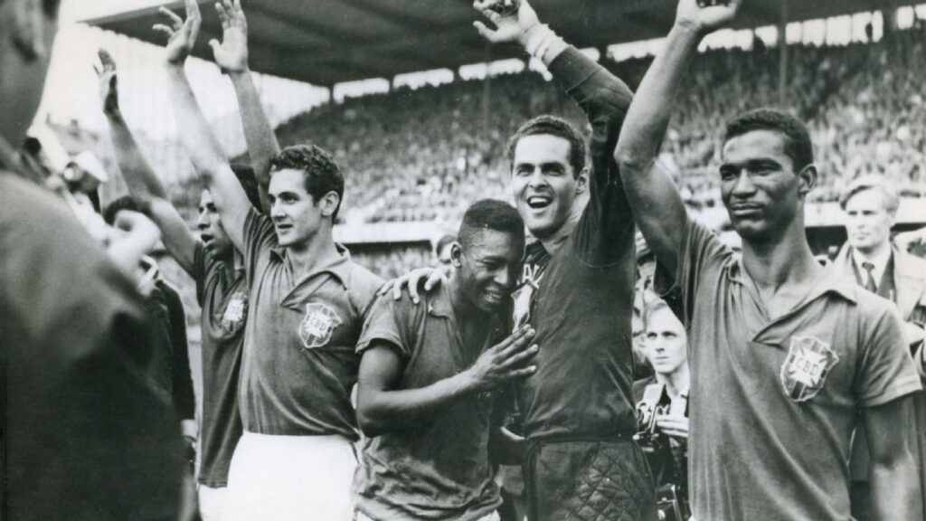 1958, Brasil, con Pelé, gana la Copa del Mundo de fútbol