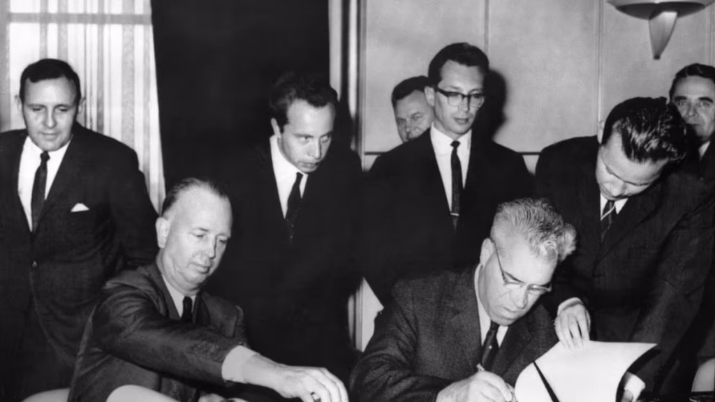 1963, estados unidos y la unión soviética acuerdan en ginebra establecer un %22teléfono rojo%22