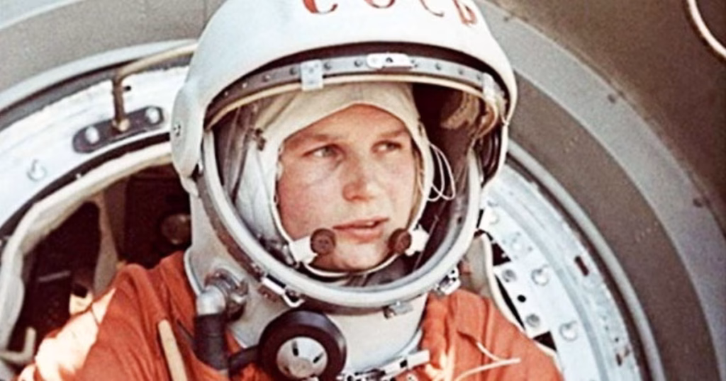 1963, la astronauta rusa valentina tereshkova se convierte en la primera mujer que realiza un viaje espacial