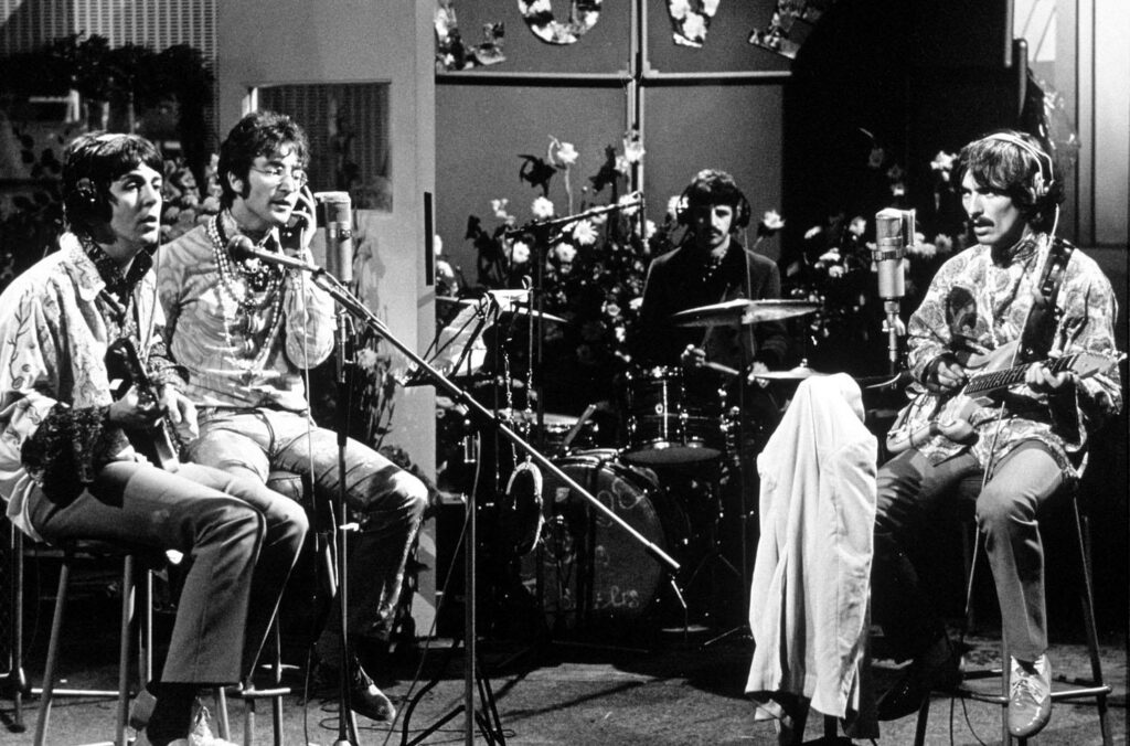 1967, el grupo británico The Beatles graba en directo 'All you need is love', en el programa 'Our World', vía satélite desde la BBC