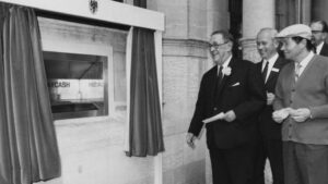 1967, entra en funcionamiento el primer cajero automático, instalado en una sucursal del Barclays Bank