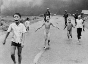 1972, nick út, fotógrafo de ap, captura la foto de la niña phan thị kim phúc en vietnam