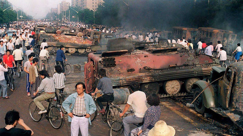 1989, el ejército chino dispara indiscriminadamente contra la multitud que ocupa la plaza de tiananmen, en pekín