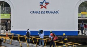 1994, estados unidos comienza la evacuación de sus tropas establecidas en el canal de panamá en cumplimiento del acuerdo firmado en 1977