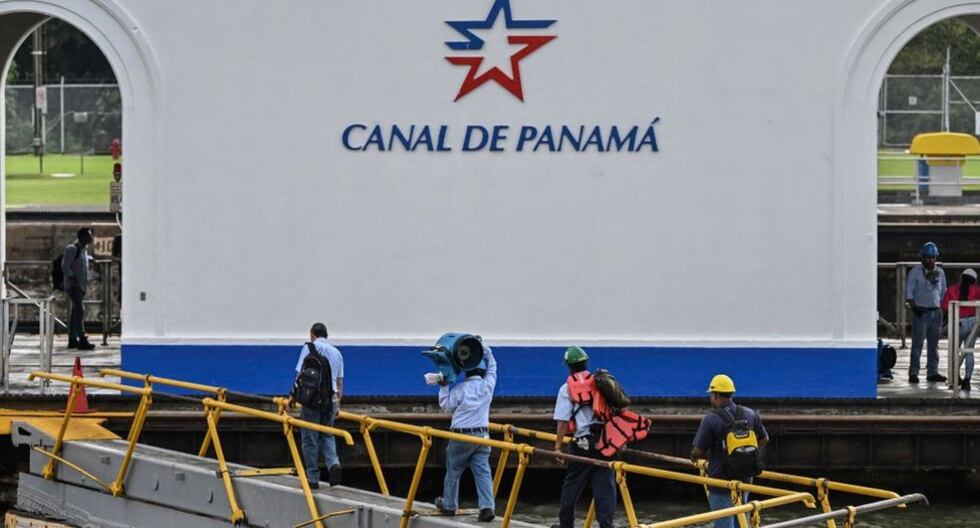 1994, estados unidos comienza la evacuación de sus tropas establecidas en el canal de panamá en cumplimiento del acuerdo firmado en 1977