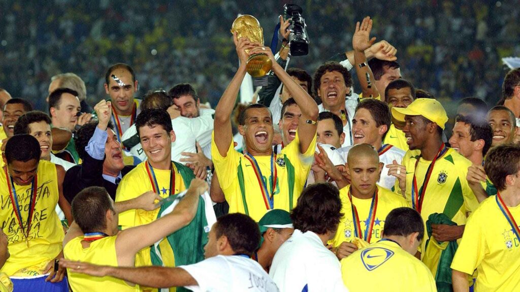 2002, la selección de Brasil gana por quinta vez la Copa del Mundo de fútbol al vencer a Alemania