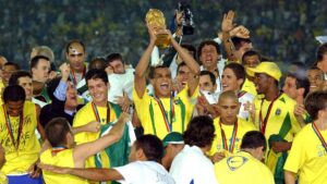 2002, la selección de Brasil gana por quinta vez la Copa del Mundo de fútbol al vencer a Alemania