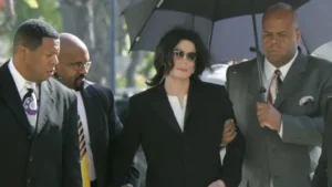 2005. el cantante estadounidense michael jackson es declarado inocente de los diez cargos de los que estaba acusado, entre ellos cuatro de abuso sexual de un menor.