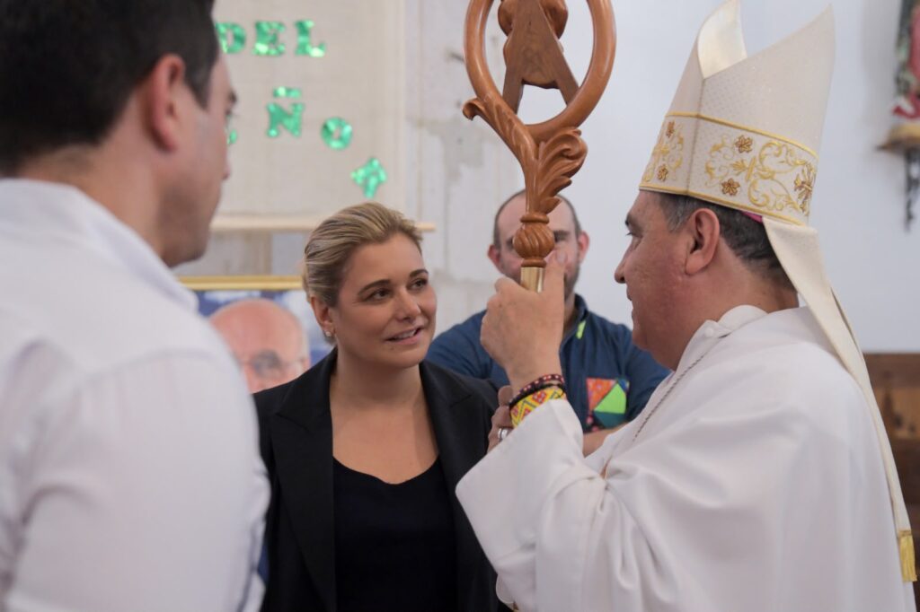 Maru Campos acude a ceremonia en memoria de sacerdotes jesuitas en Cerocahui