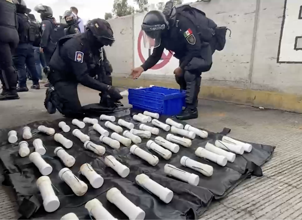Policía frena camiones de ayotzinapa y les decomisan 59 artefactos explosivos