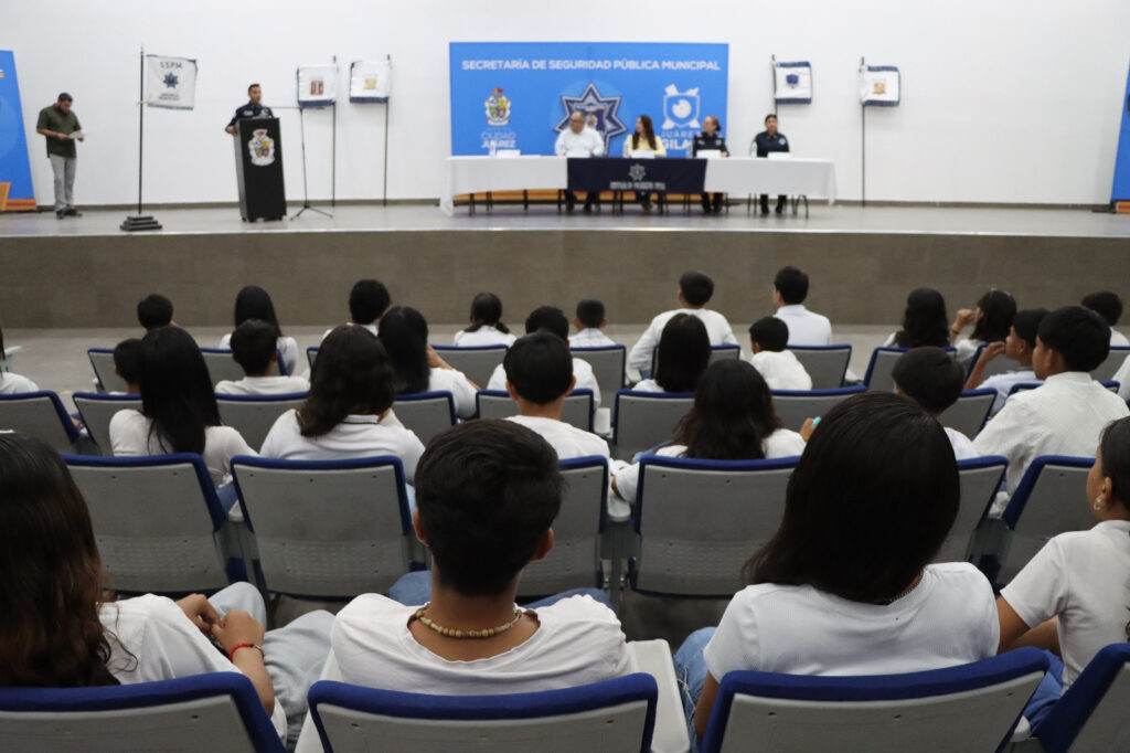 Seguridad pública gradúa a 49 adolescentes de su programa %22patrulla juvenil%22
