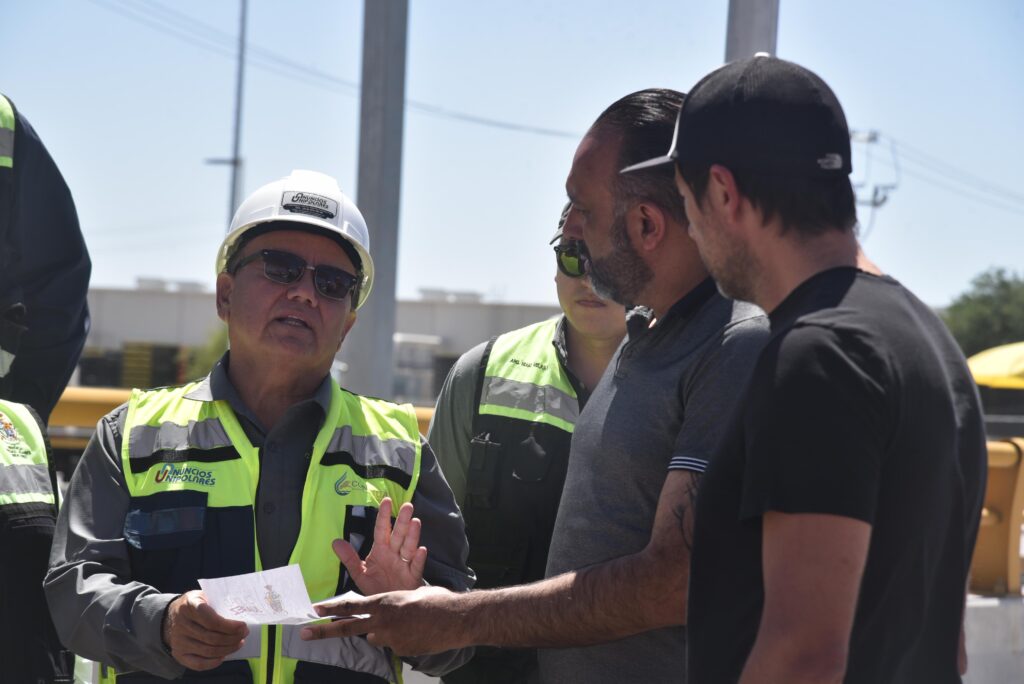 Supervisa Presidente Ortiz Orpinel colocación de puente peatonal Talamás Camandari