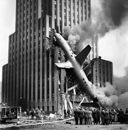 1945, un avión se estrella contra el Empire State Building de Nueva York