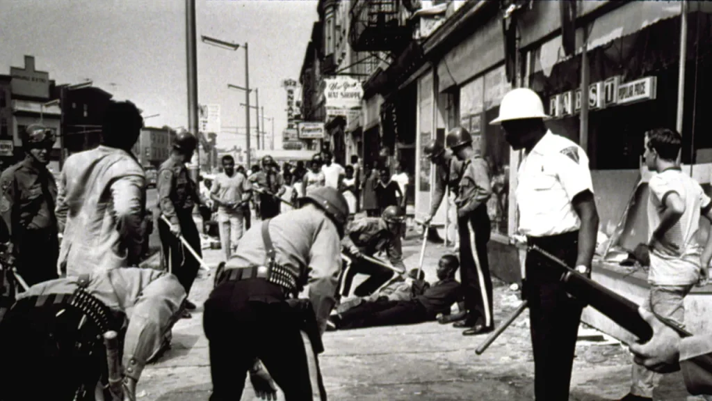 1967, los disturbios raciales desencadenados por actuaciones policiales contra la población negra causaron 43 muertos en la ciudad estadounidense de Detroit