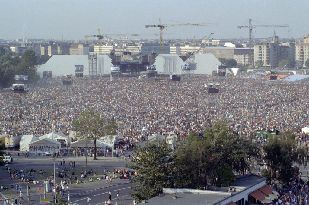 The Wall" 30 years ago in Berlin