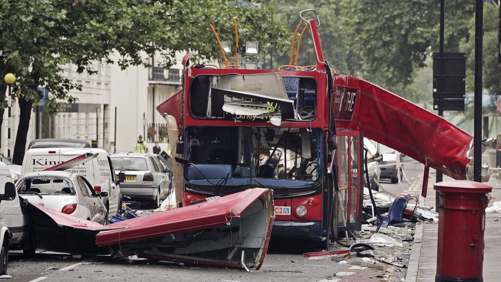 2005, Londres sufre cuatro atentados terroristas en su red de transportes, reivindicados por Al Qaeda, con 56 fallecidos y 700 heridos