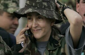 2008, el ejército colombiano rescata a la ex candidata presidencial Ingrid Bentancourt, secuestrada por la guerrilla de las FARC en