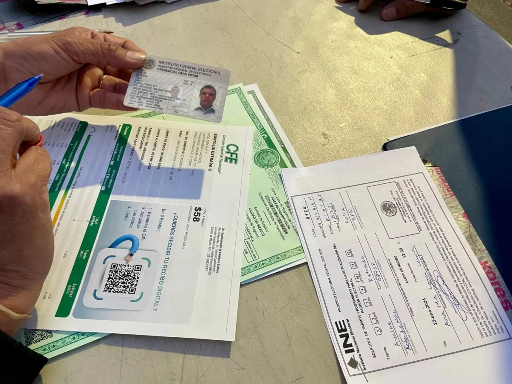 Cambio de proveedor en INE genera retraso en entrega de credenciales de elector