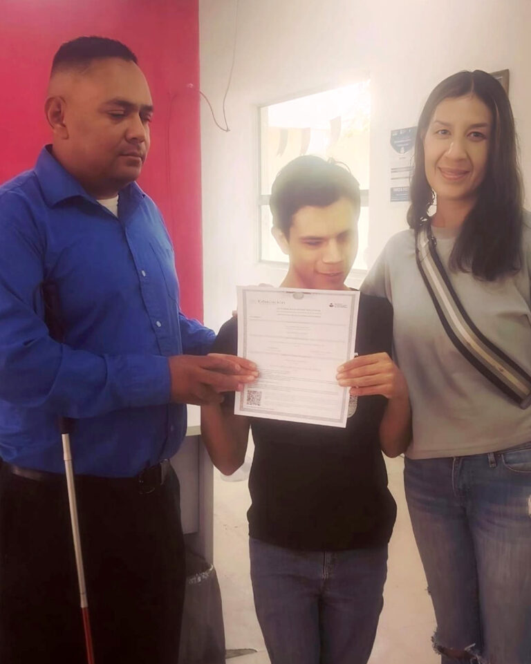 Concluye joven con discapacidad visual su secundaria a través del ICHEA