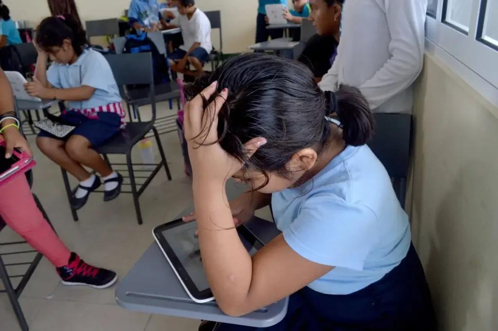 Debatirá SEP la regulación del uso de las redes sociales e IA entre niños y adolescentes