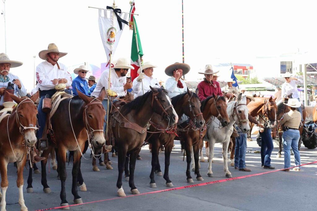 Desfila la Gran Cabalgata Villista por la ciudad de Chihuahua de camino a Parral