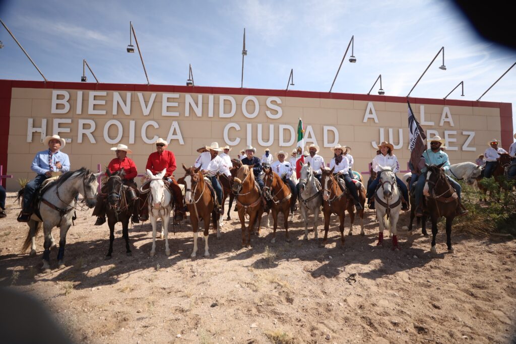 Encabeza alcalde de Ciudad Juárez el arranque de la Cabalgata Villista