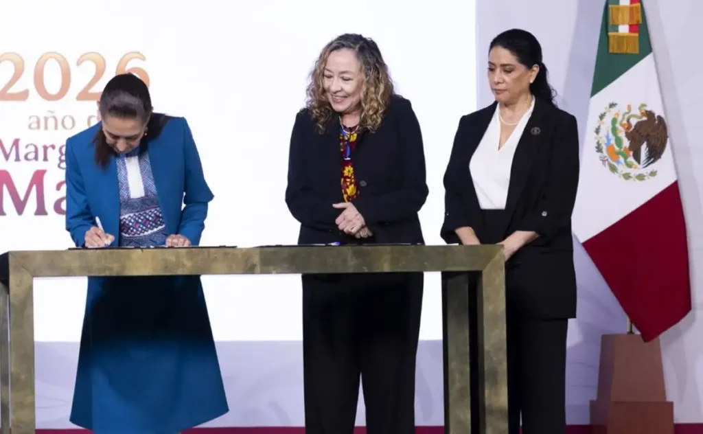 Firma Sheinbaum iniciativa de ley contra el feminicidio; propone penas de 70 años
