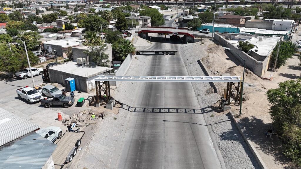 Instala Obras Públicas primera fase de puentes peatonales en el Viaducto