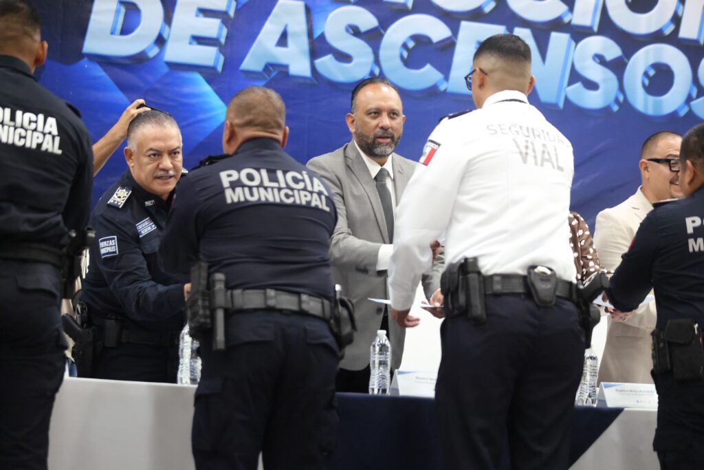 Reconoce el alcalde Ortiz trayectoria de 65 policías que recibieron ascenso