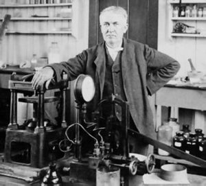 1910, el estadounidense Thomas Alva Edison hace la primera demostración del cinematógrafo con sonido