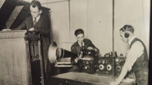 1920, la estación 8 MK de Detroit (EEUU) realiza las primeras emisiones radiofónicas del mundo