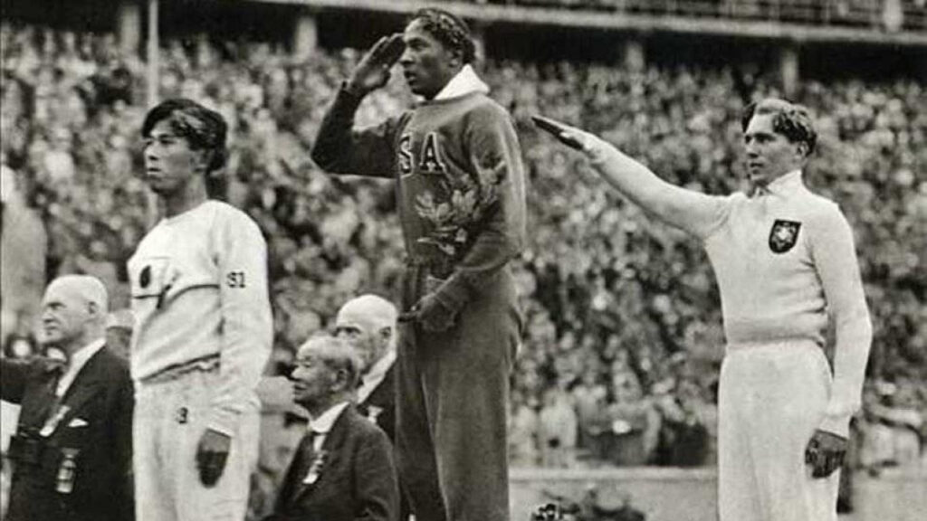 1936, el velocista afroamericano Jesse Owen gana en Berlín su primera medalla de oro de las cuatro que lograría en los Juegos Olímpicos en plena Alemania nazi