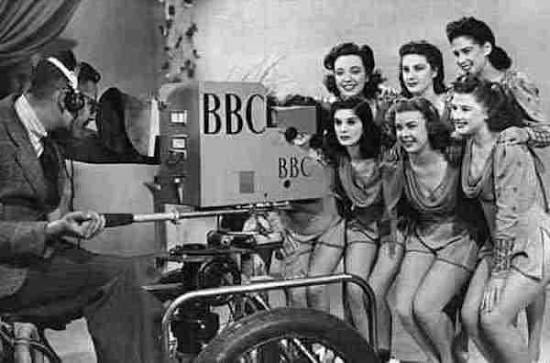 1936, la BBC (British Broadcasting Corporation) hace sus primeras transmisiones de prueba de TV con el sistema Baird