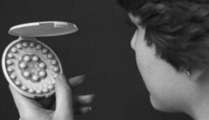 1960, se pone a la venta en Estados Unidos la primera píldora anticonceptiva femenina