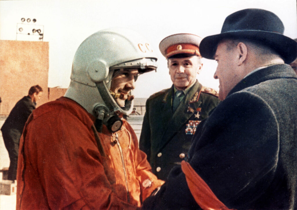 1962, por primera vez, dos astronautas soviéticos dan la vuelta a la Tierra